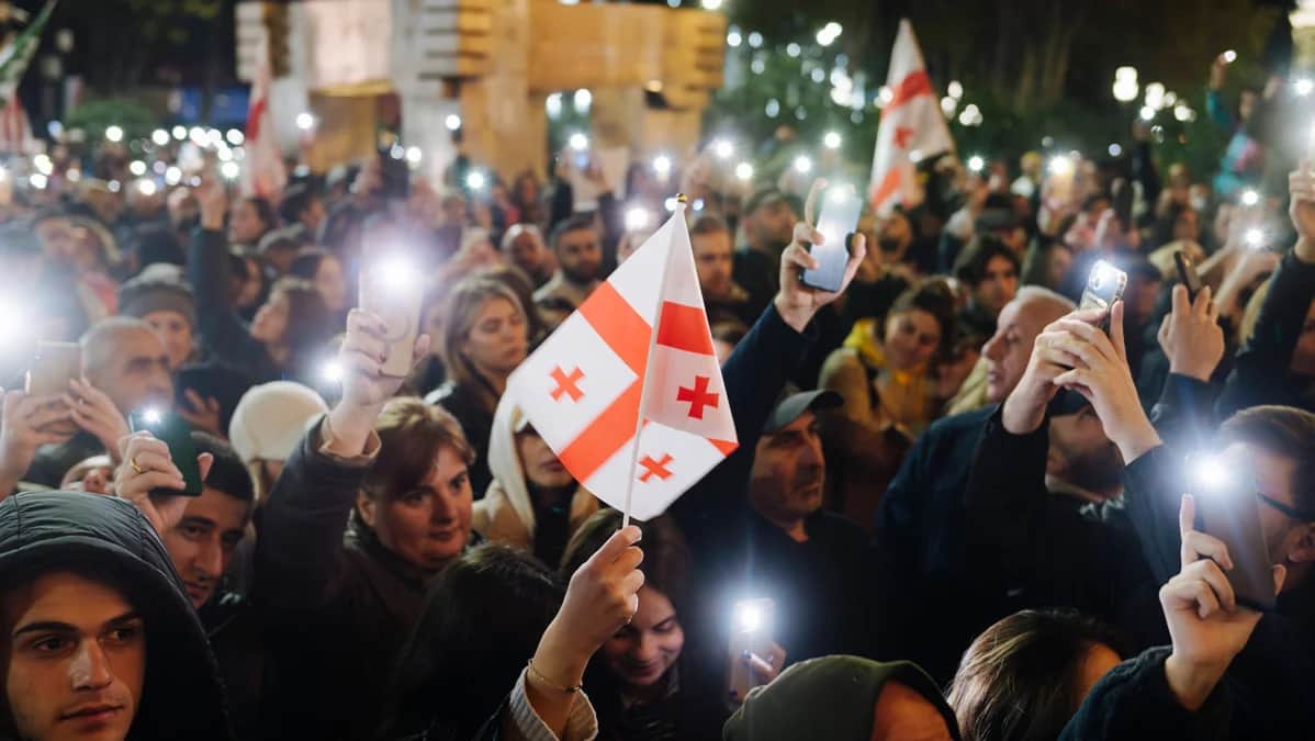 Митинг против результатов выборов около парламента в Тбилиси, Грузия, 28 октября 2024 года. Фото: Jan Schmidt-Whitley / Imago Imgaes / Scanpix / LETA