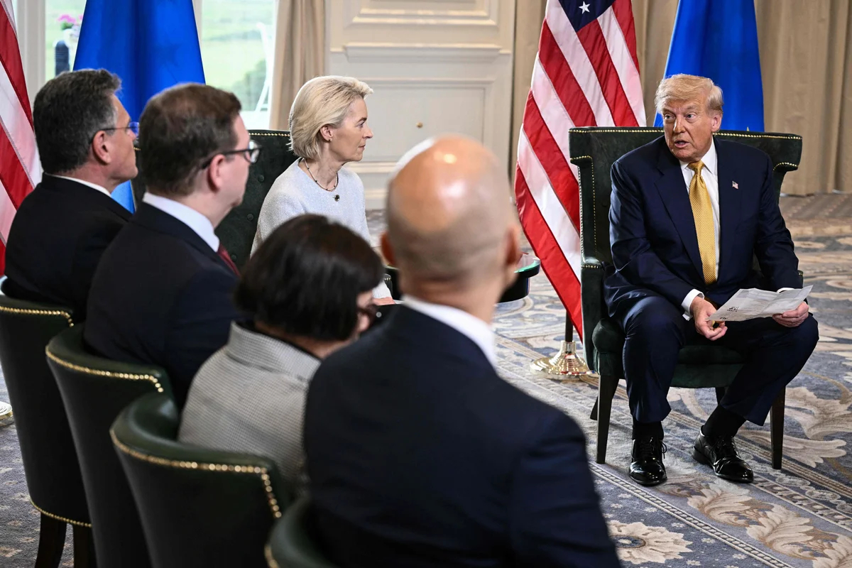Дональд Трамп и глава Еврокомиссии Урсула фон дер Ляйен выступают с заявлениями для прессы после встречи в Тернбери, Шотландия, 27 июля 2025 года. Фото: Brendan Smialowski / AFP / Scanpix / LETA