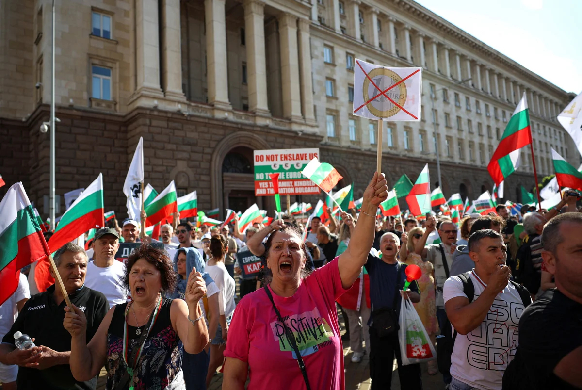 Митинг в Софии против перехода Болгарии на евро, 28 июня 2025 года. Фото: Spasiyana Sergieva / Reuters / Scanpix / LETA