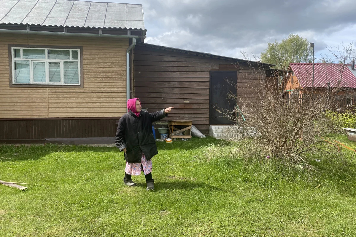 Раиса Владимировна показывает на дыру в заборе у соседки. Фото Ирины Гариной