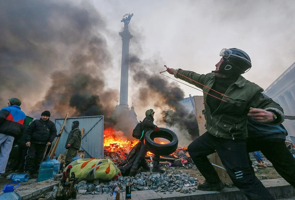 Euromaidan. A protester clashing with police in central Kyiv, Ukraine, 19 February 2014. Photo: Sergey Dolzhenko / EPA