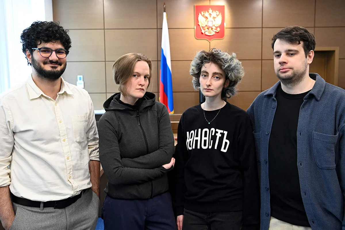 Журналисты DOXA Армен Адамян, Наталья Тышкевич, Алла Гутникова и Владимир Метелкин во время судебного заседания в Москве 31 марта 2022 года. Фото: Кирилл Кудрявцев / AFP