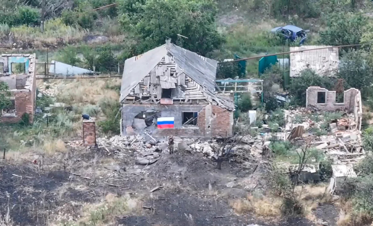 Военнослужащий в Часовом Яру, Донецкая область, Украина, 31 июля 2025 года. Фото: Минобороны РФ / EPA
