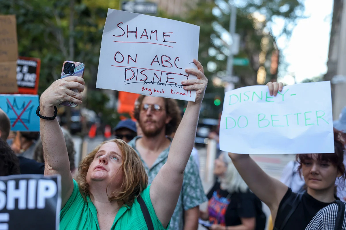 Люди протестуют у офиса ABC в ответ на отстранение американского телеведущего Джимми Киммела от участия в его ночном ток-шоу в Нью-Йорке, штат Нью-Йорк, США, 18 сентября 2025 года. Фото: Sarah Yenesel / EPA