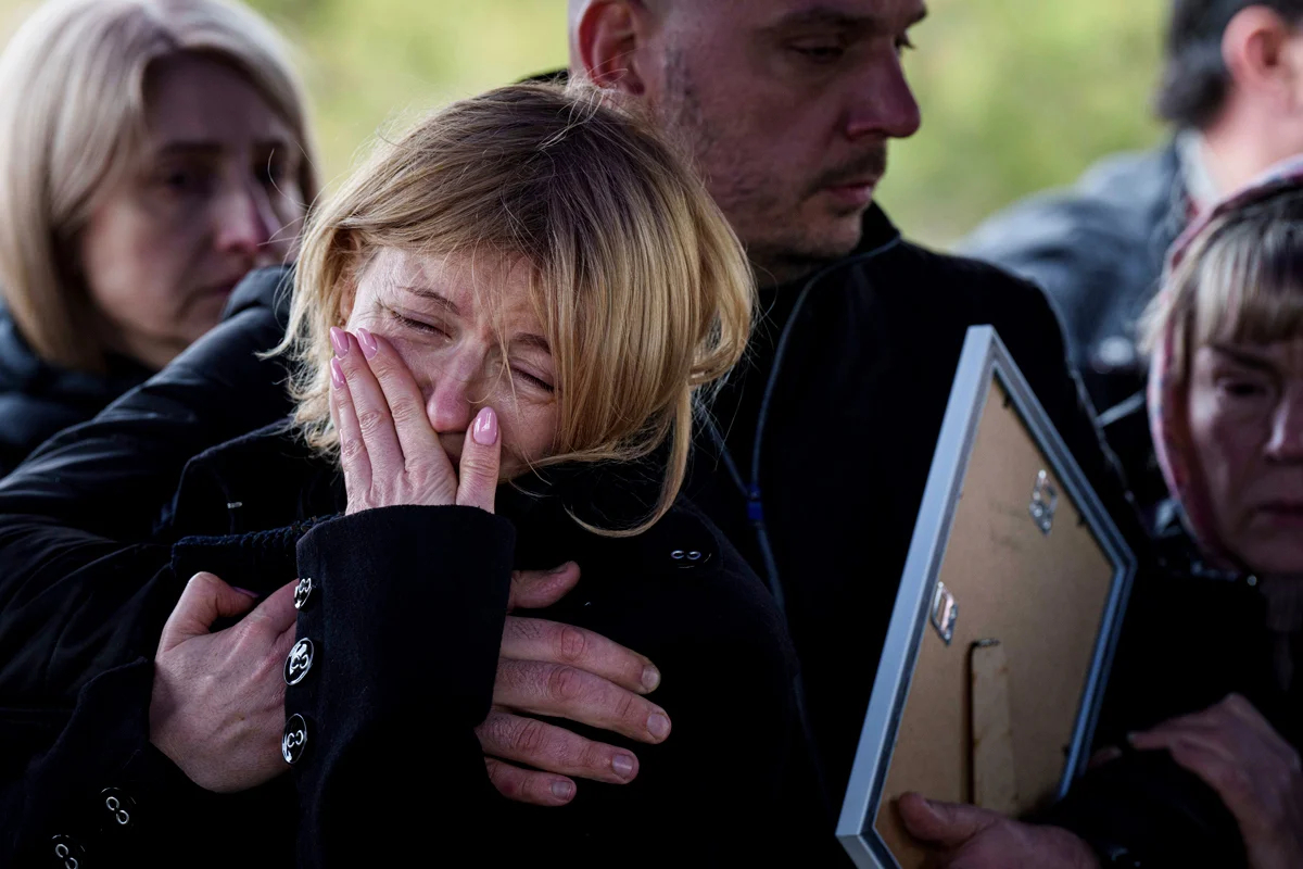 Мать 15-летнего Даниила Никитского на похоронах сына, Кривой Рог, 7 апреля 2025 года. Фото: Evgeniy Maloletka / AP Photo / Scanpix / LETA