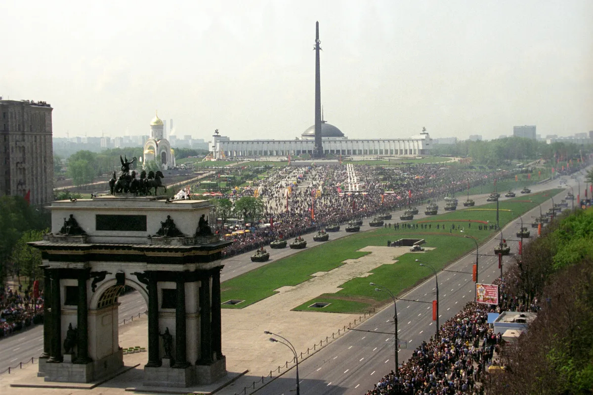 Tanks drive past Moscow’s Triumphal Arch on the 50th anniversary of the victory over Nazi Germany, 9 May 1995. Photo: EPA / ALEXEY DITYAKIN