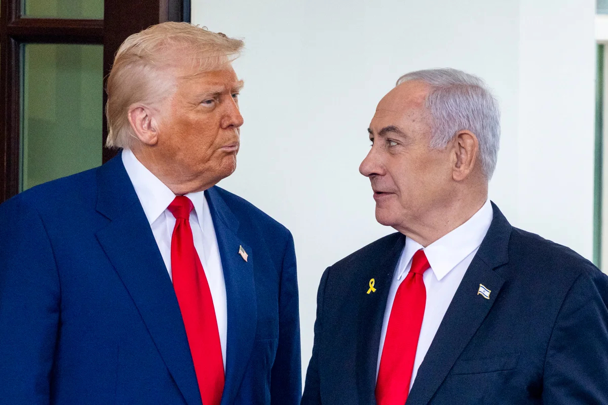 Дональд Трамп приветствует премьер-министра Израиля Биньямина Нетаньяху по прибытии на встречу в Белый дом, Вашингтон, округ Колумбия, США, 7 апреля 2025 года. Фото: Shawn Thew / EPA