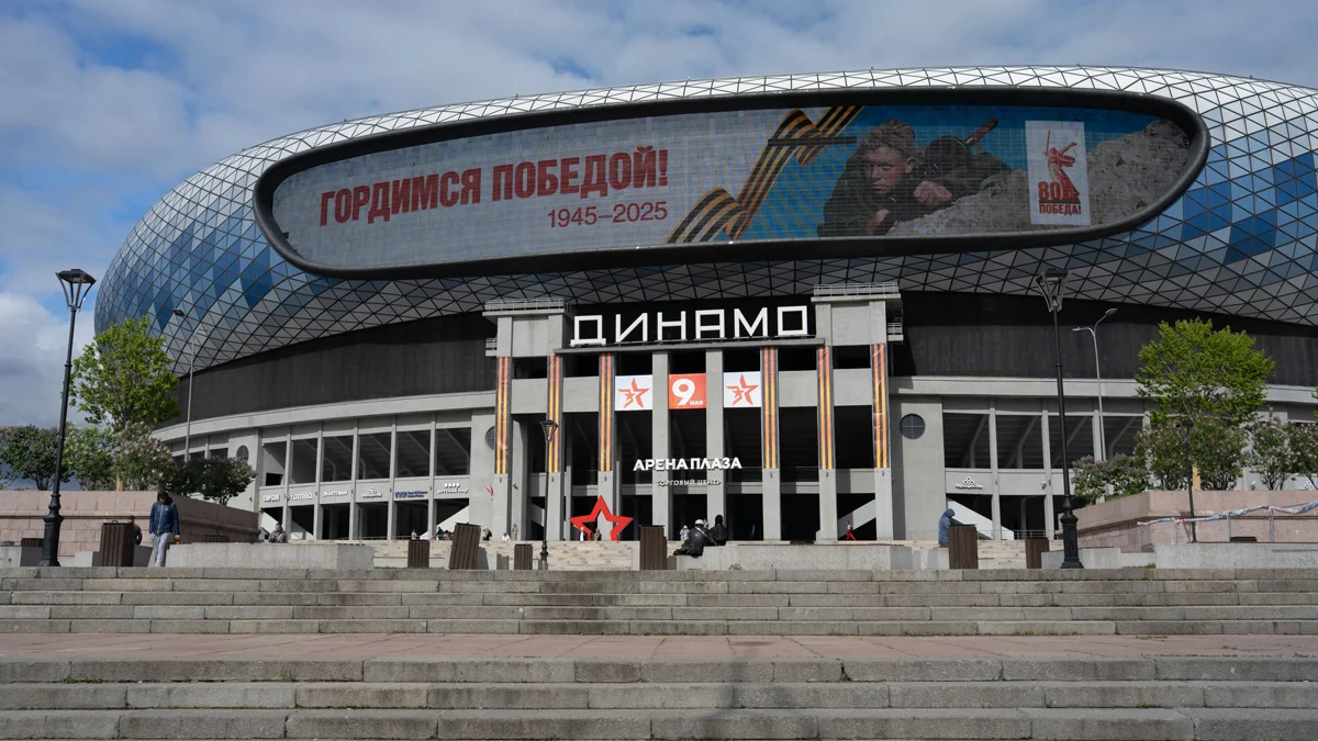 ВТБ Арена на метро «Динамо». Колонны украшены растяжками в цветах георгиевской ленты.