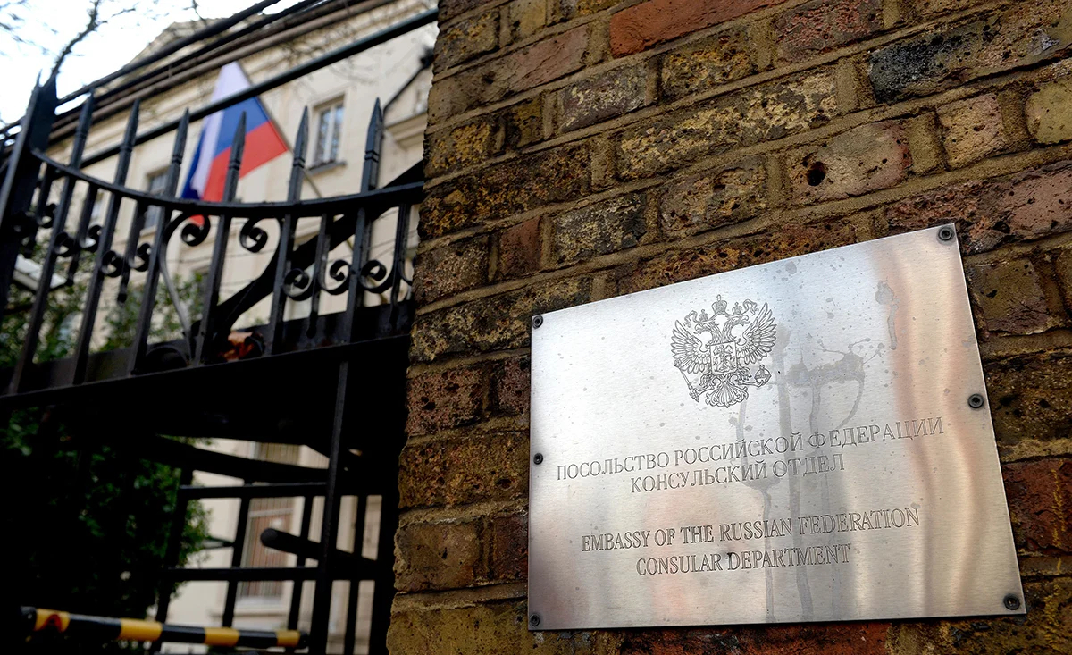 Посольство России в Лондоне, Великобритания, 20 марта 2014 года. Фото: Andy Rain / EPA