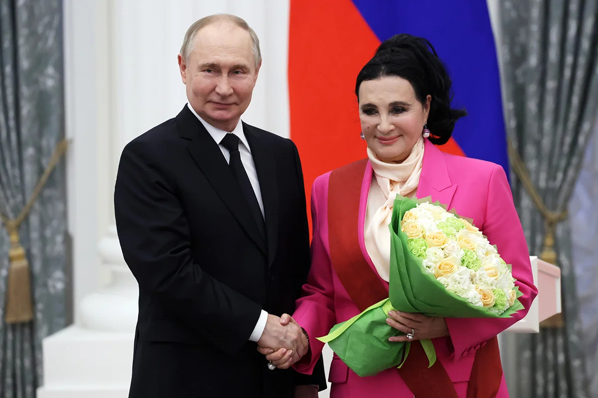 Владимир Путин награждает Ирину Винер орденом «За заслуги перед Отечеством» 1-й степени во время церемонии вручения высших государственных наград в Екатерининском зале Кремля в Москве, Россия, 30 мая 2024 года. Фото: Вячеслав Прокофьев / EPA-EFE / SPUTNIK