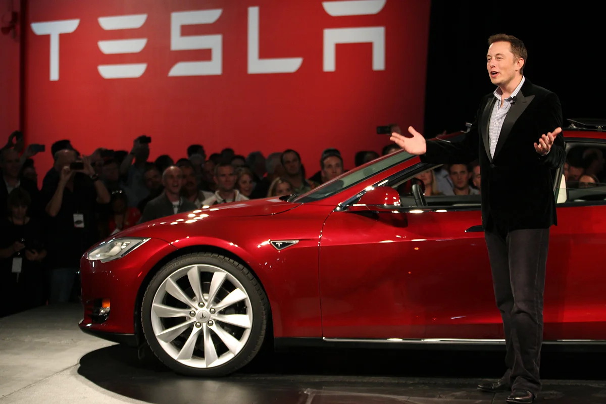 Илон Маск представляет Model S на заводе компании во Фримонте, Калифорния, 1 октября 2011 года. Фото: Stephen Lam / Reuters / Scanpix / LETA
