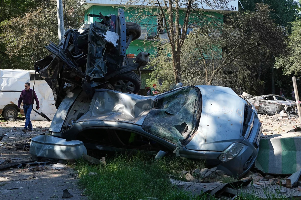 Поврежденные автомобили после российской атаки ракетами и дронами, Киев, 4 июля 2025 года. Фото: Efrem Lukatsky / AP Photo / Scanpix / LETA