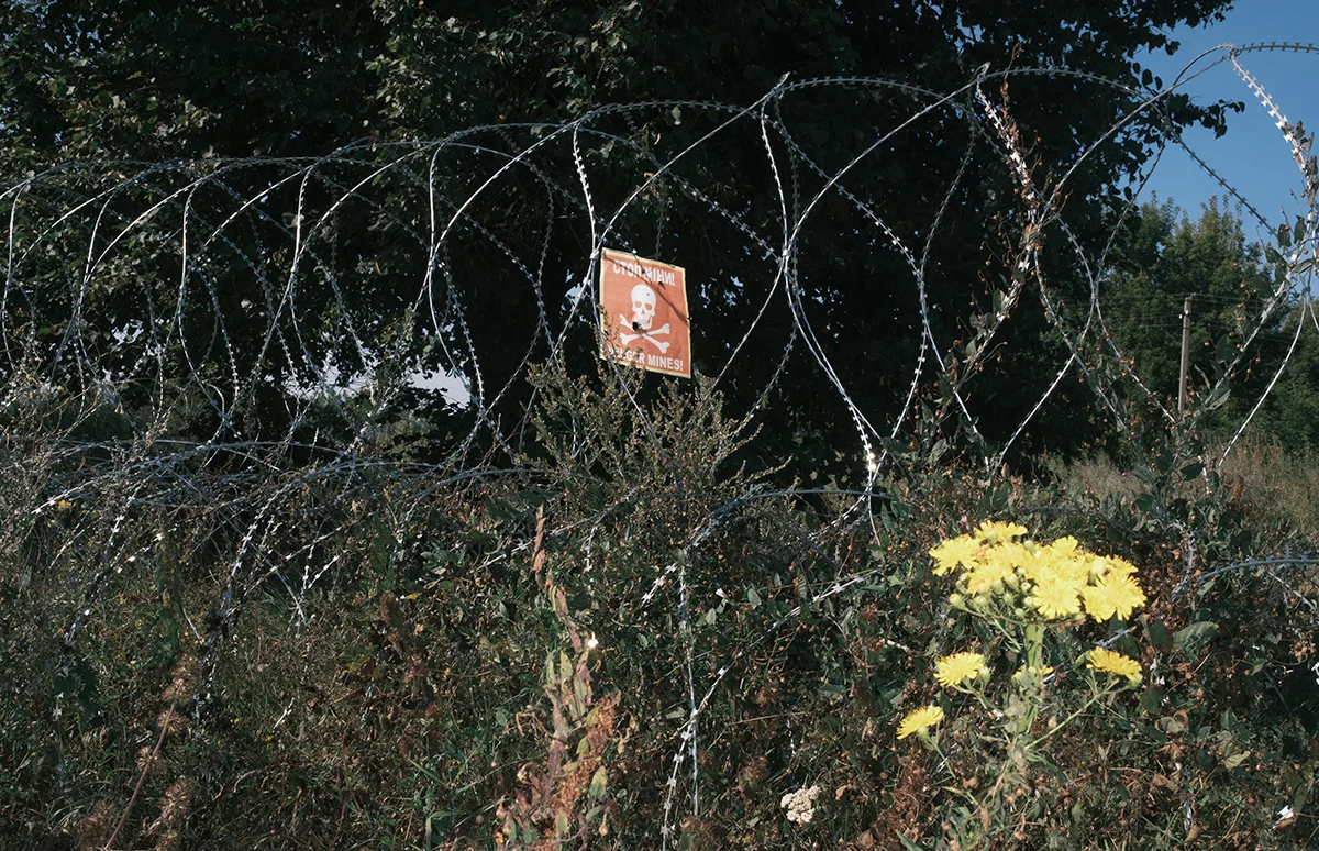 A sign warning of landmines on the Ukrainian-Russian border in Ukraine’s Sumy region. Photo: EPA / George Ivanchenko