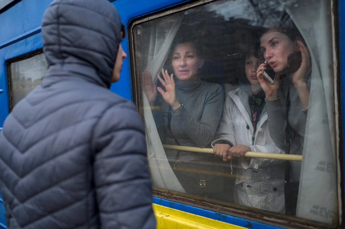 Семья в эвакуационном поезде прощается с молодым человеком, находящимся на платформе центрального железнодорожного вокзала в Одессе, 6 марта 2022 года. Фото: AFP / Scanpix / LETA