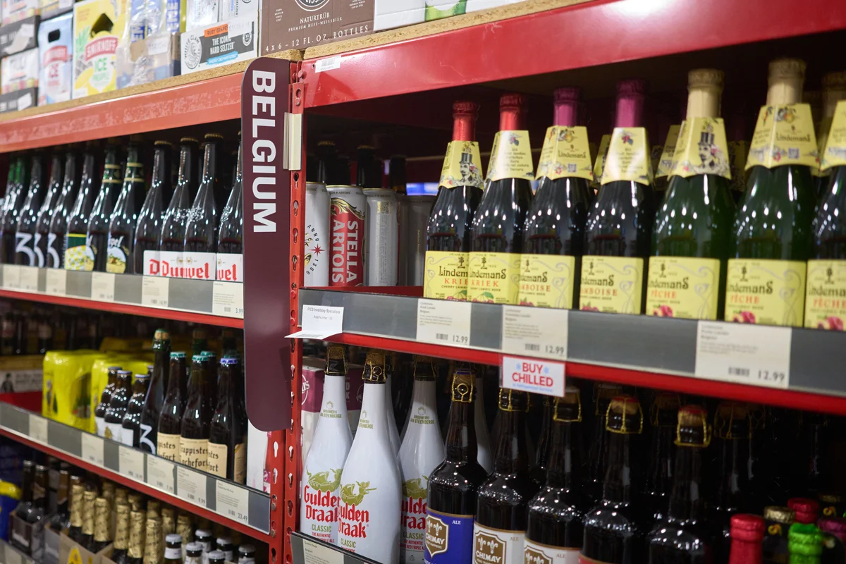 Бельгийское пиво на полках магазина в Лос-Анджелесе, 14 марта 2025 года. Фото: Allison Dinner / EPA
