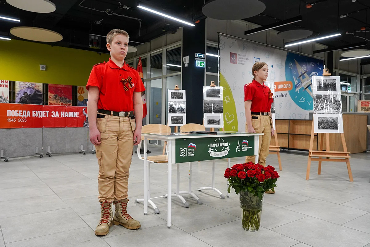 Открытие Парты Героя в честь участника Великой Отечественной войны Афанасия Ивановича Алешкина и его внука Афанасия Владимировича Алешкина, погибшего в ходе специальной военной операции в столичной школе №2083. Фото: Александр Авилов / Агентство «Москва»