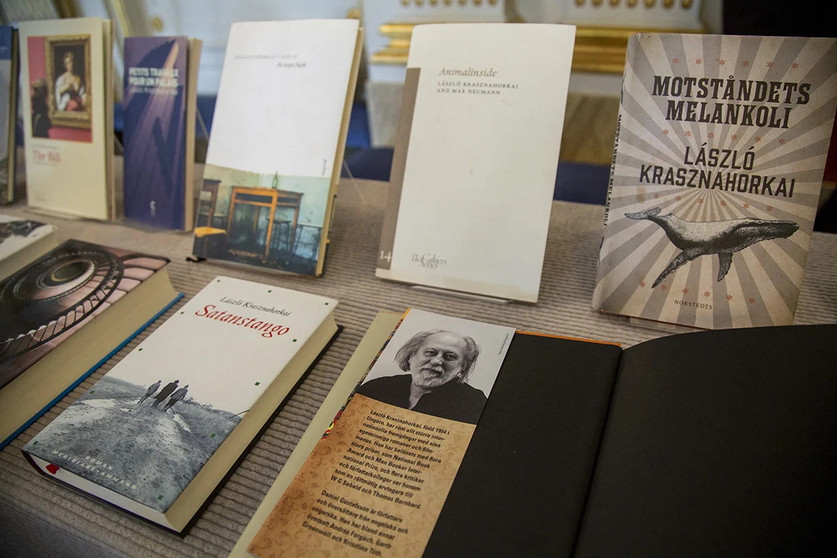 Книги Ласло Краснохаркаи. Фото: Narciso Contreras / Anadolu / ABACAPRESS / ddp images / VIDA press