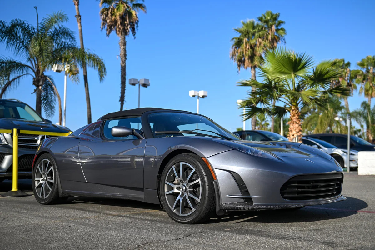 Tesla Roadster первого поколения у автосалона Tesla, Буэна-Парк, Калифорния, 24 ноября 2023 года. Фото: Dylan Stewart / Image of Sport / Sipa USA / Vida Press