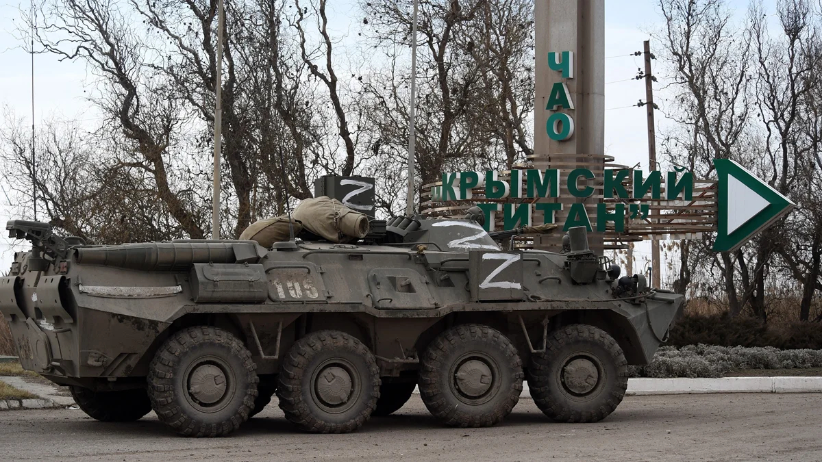 Российский танк на фоне стелы завода «Крымский титан» в Армянске, Крым, 24 февраля 2022 года. Фото: Виктор Коратаев / Коммерсантъ / Sipa USA / Vida Press