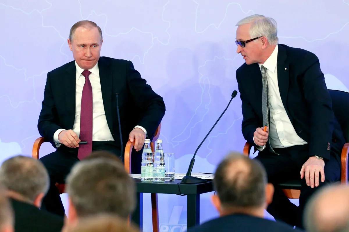 Vladimir Putin and Alexander Shokhin (right) talking at the RSPP Russian Business Week in Moscow, 16 March 2017. Photo: Sergey Ilnitsky / EPA