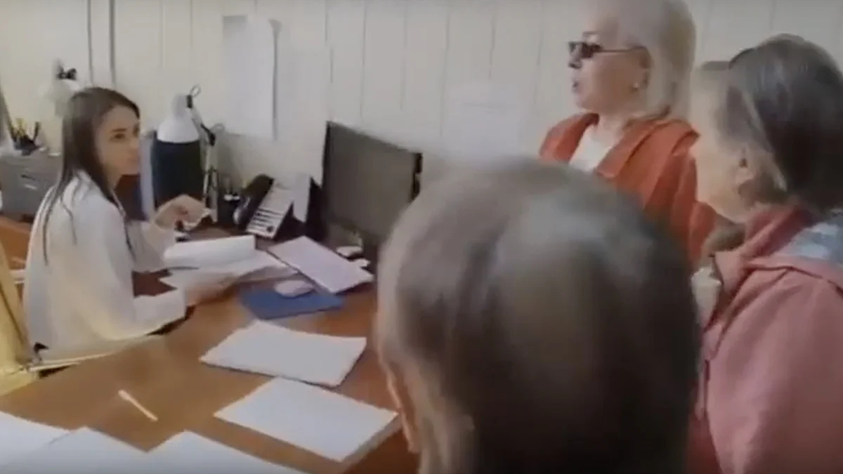 Люди, нуждающиеся в инсулине в приемной главного врача городской поликлиники Камышина Волгоградской области. Фото: скриншот из видео / infokam.su