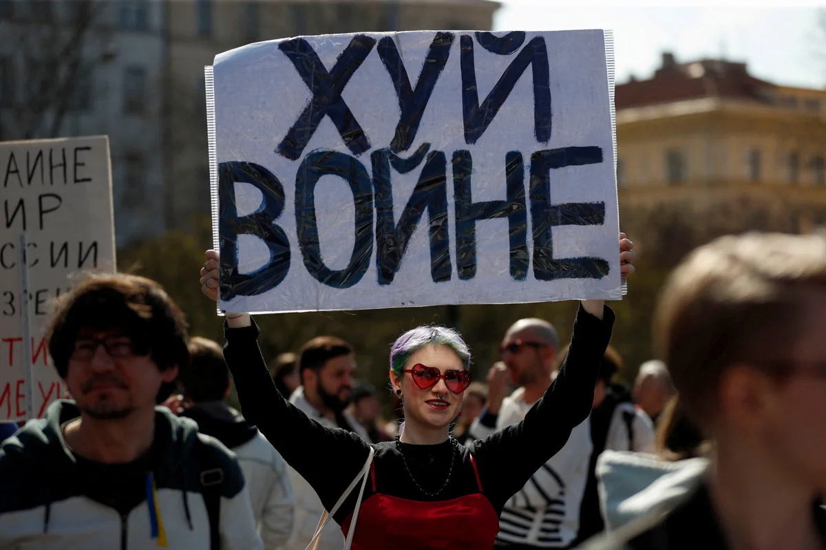 Антивоенный плакат на митинге россиян, Прага, 26 марта 2022 года. Фото: David W Cerny / Reuters / Scanpix / LETA