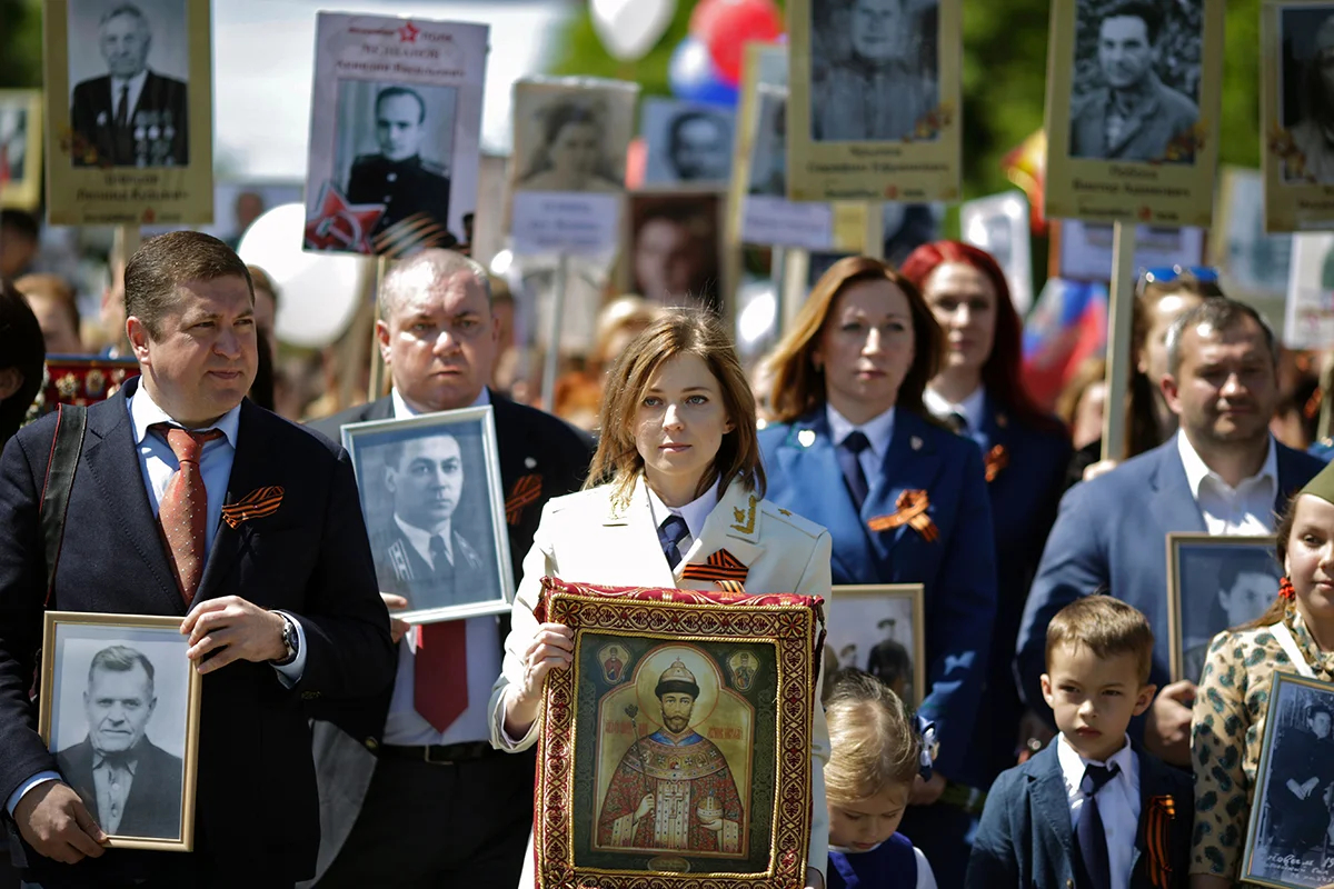Наталья Поклонская с иконой Николая II на марше «Бессмертного полка» в Симферополе, 9 мая 2016 года. Фото: Макс Ветров / AFP / Scanpix / LETA