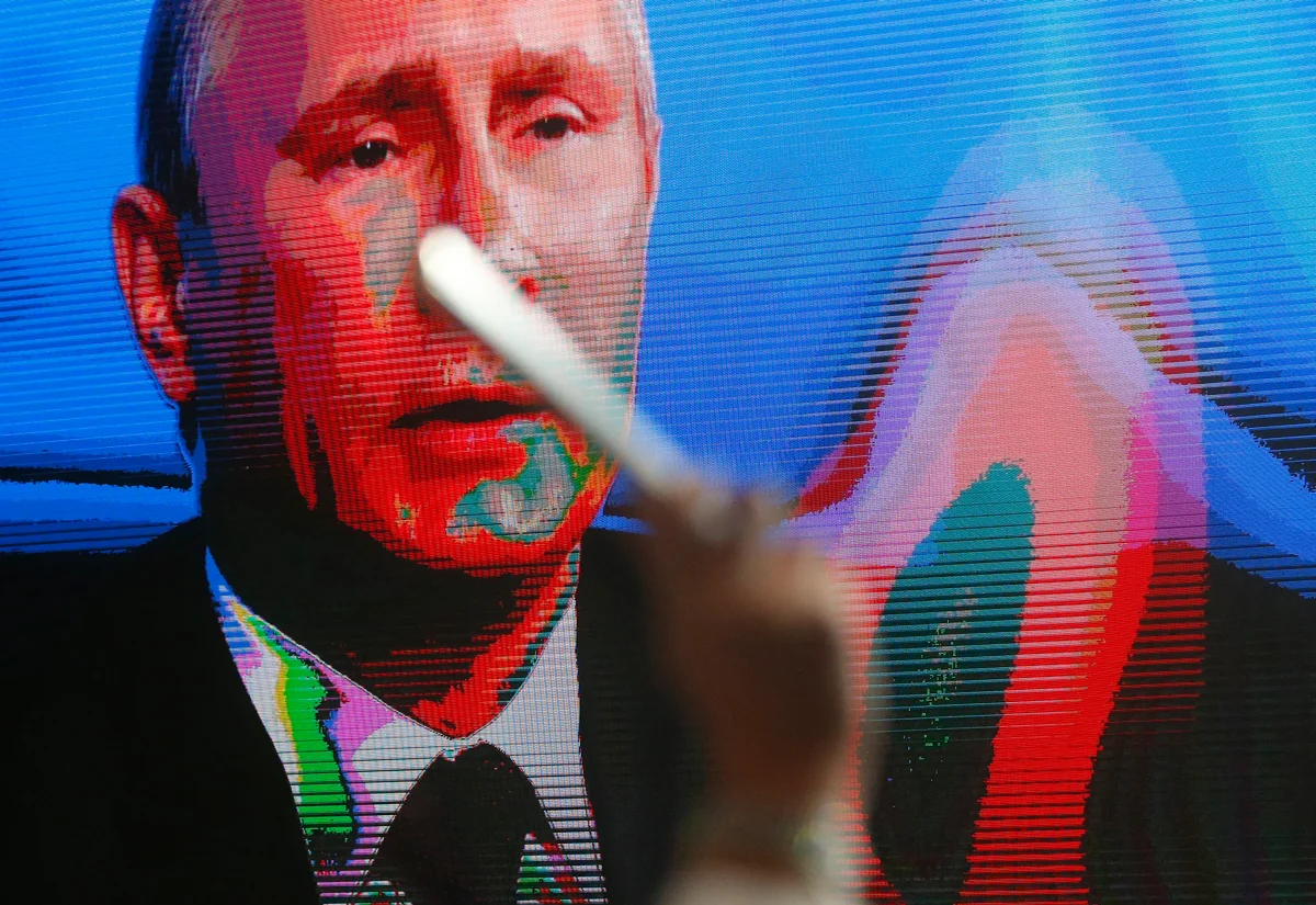 Владимир Путин на экране во время пресс-конференции в Москве, 18 декабря 2014 года. Фото: Сергей Чириков / EPA