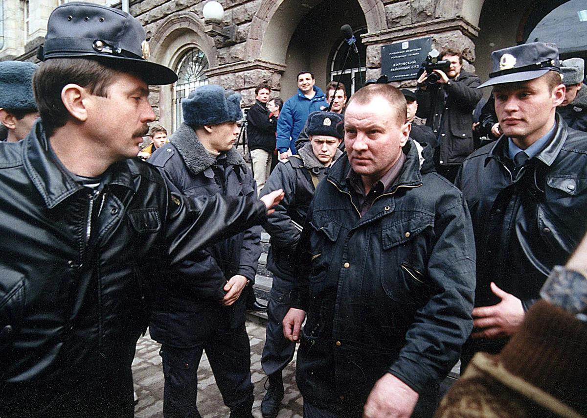 Полковник российской армии Юрий Буданов (в центре) выходит из здания суда под охраной полицейских после заседания в Ростове-на-Дону, 5 марта 2001 года. Фото: Reuters / Scanpix / LETA
