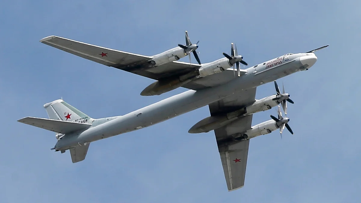 Ту-95МС во время парада Победы над Красной площадью в Москве, 9 мая 2015 года. Фото: Юрий Кочетков / EPA