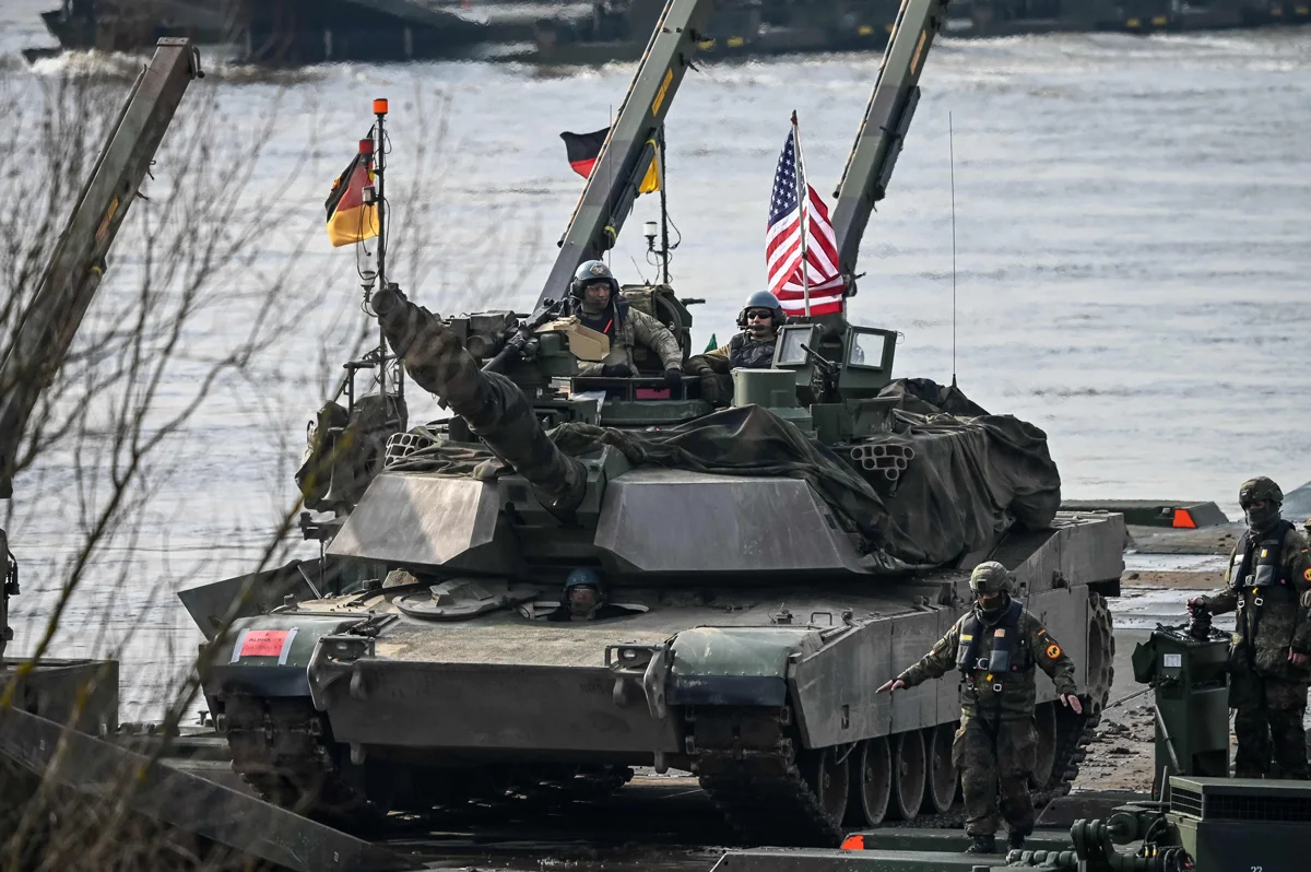 Американские военные на танке Abrams и немецкие солдаты на учениях НАТО в Корзеневе, Польша, 4 марта 2024 года. Фото: Wojtek Radwanski / AFP / Scanpix / LETA