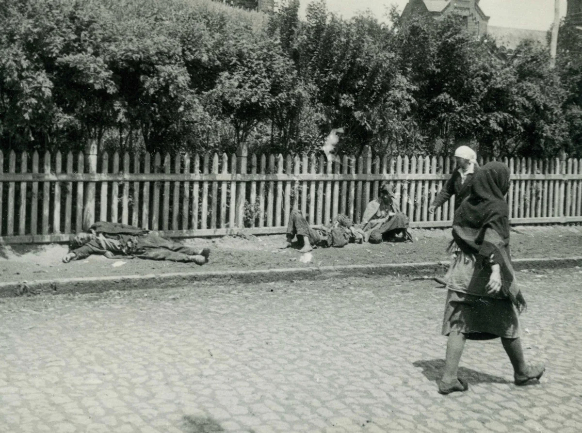 Голодные крестьяне на улице в Харькове во время Голодомора, 1933 год. Фото из выставки «Famine in the Soviet Ukraine, 1932–1933», Гарвардский университет. Источник: Alinerawer / Wikimedia