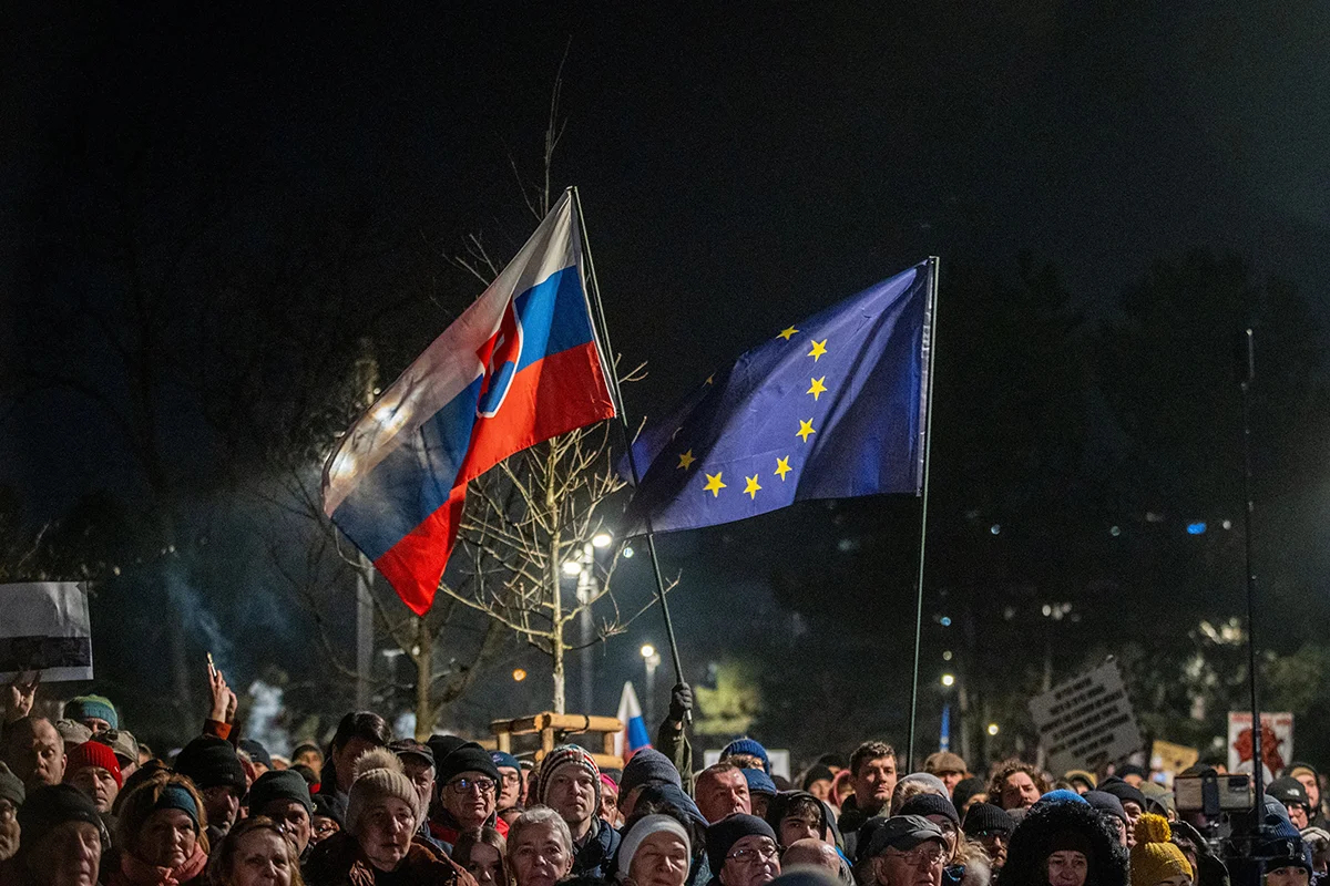 Демонстрация против правительства премьер-министра Словакии в Братиславе, Словакия, 24 января 2025 года. Фото: Jakub Gavlak / EPA-EFE