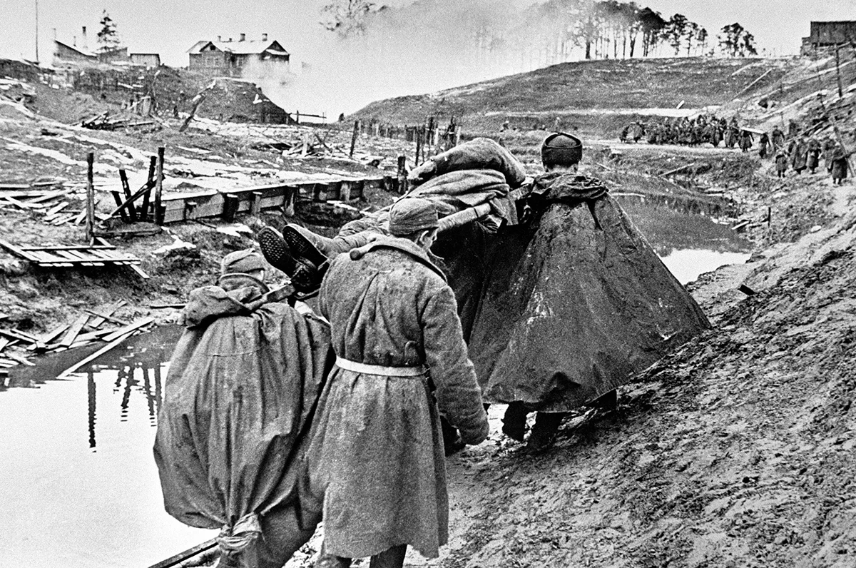 Бойцы несут раненого. Ленинградский фронт, 1 октября 1941 года. Фото: Wikimedia