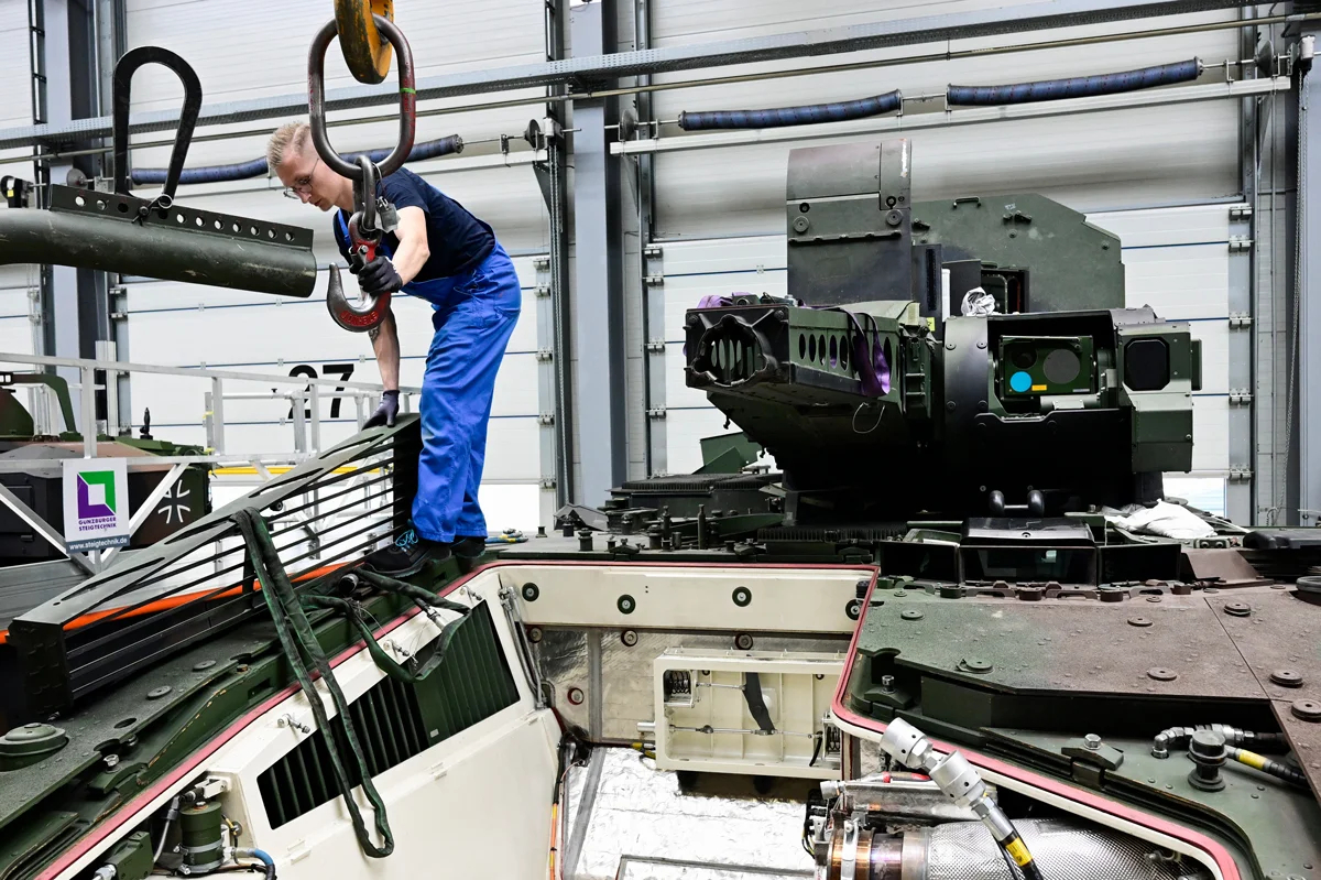 Производственная линия оборонного завода Rheinmetall в Унтерлюсе, Германия, 12 февраля 2024 года. Фото: Fabian Bimmer / EPA