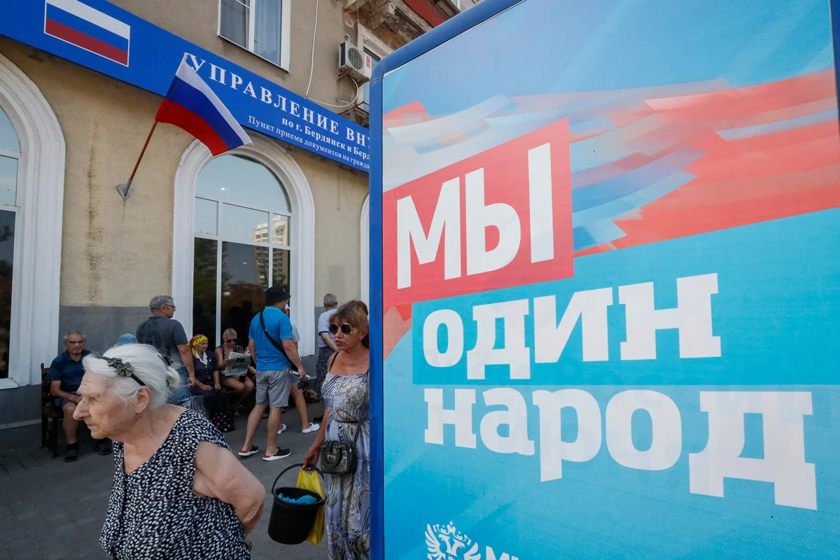 Очередь на подачу документов для получения российского паспорта, Бердянск, Запорожская область, Украина, 31 августа 2022 года. Фото: Юрий Кочетков / EPA