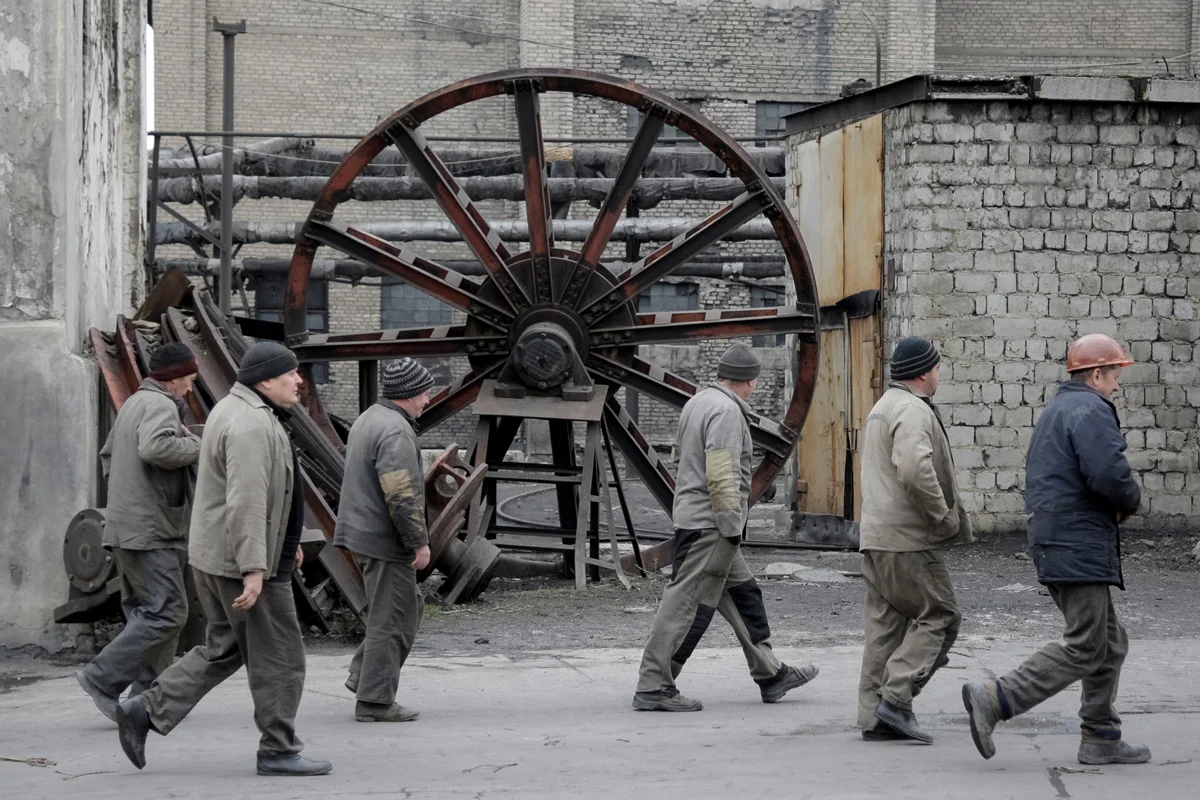 Шахтёры после окончания смены на угольной шахте Холодная балка на территории, контролируемой Россией, Донецкая область, Украина, 31 марта 2015 года. Фото: Александр Ермоченко / EPA