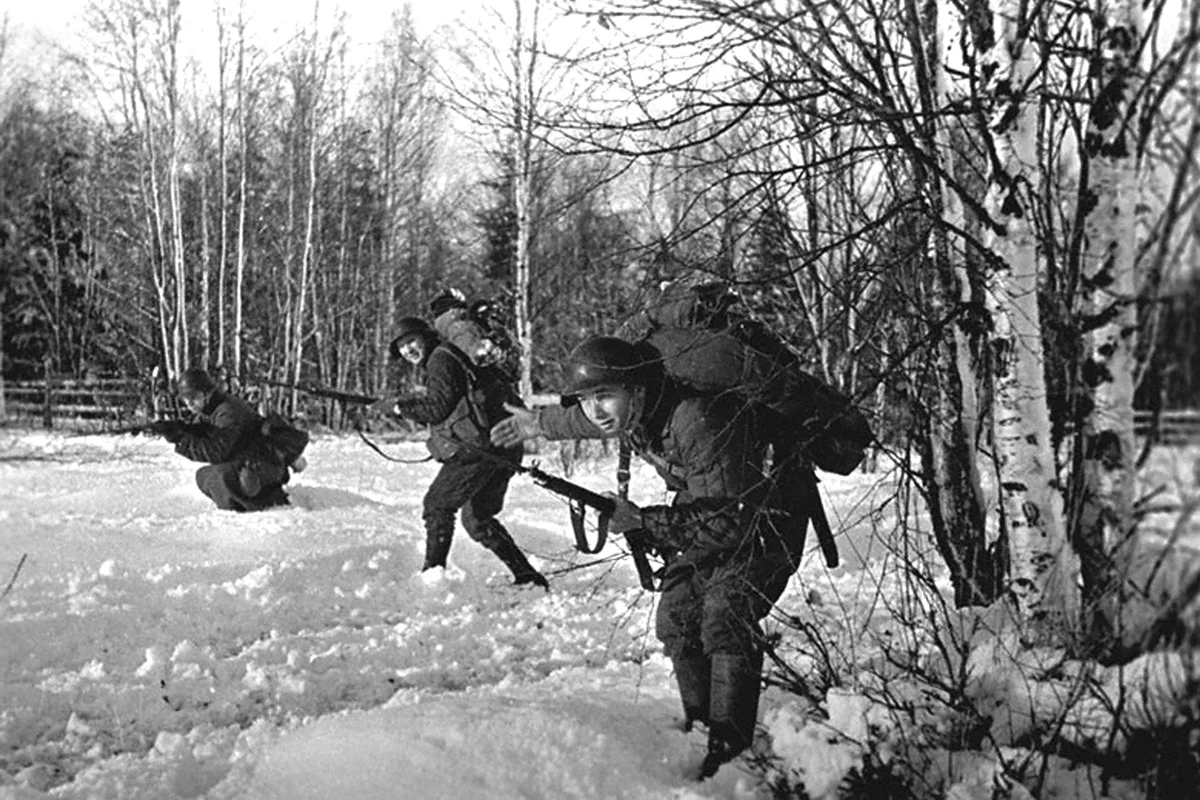 Солдаты Красной армии в лесу во время зимней войны 1939 года. Фото: Российский государственный архив кинофотодокументов (Красногорск) / Alamy / Vida Press