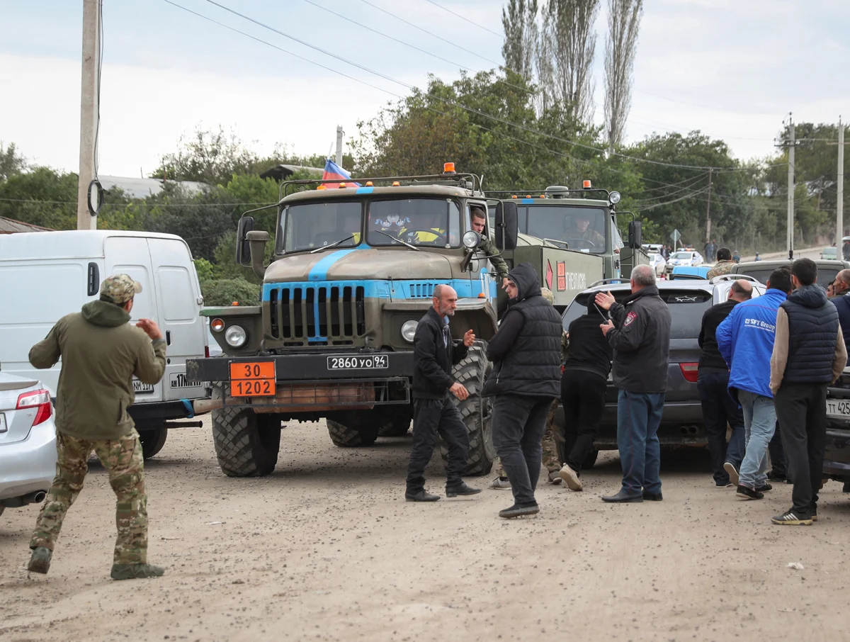 Автомобили российских миротворцев движутся по дороге в приграничном селе Корнидзор, Армения, 26 сентября 2023 года. Фото: Irakli Gedenidze / Reuters / Scanpix / LETA