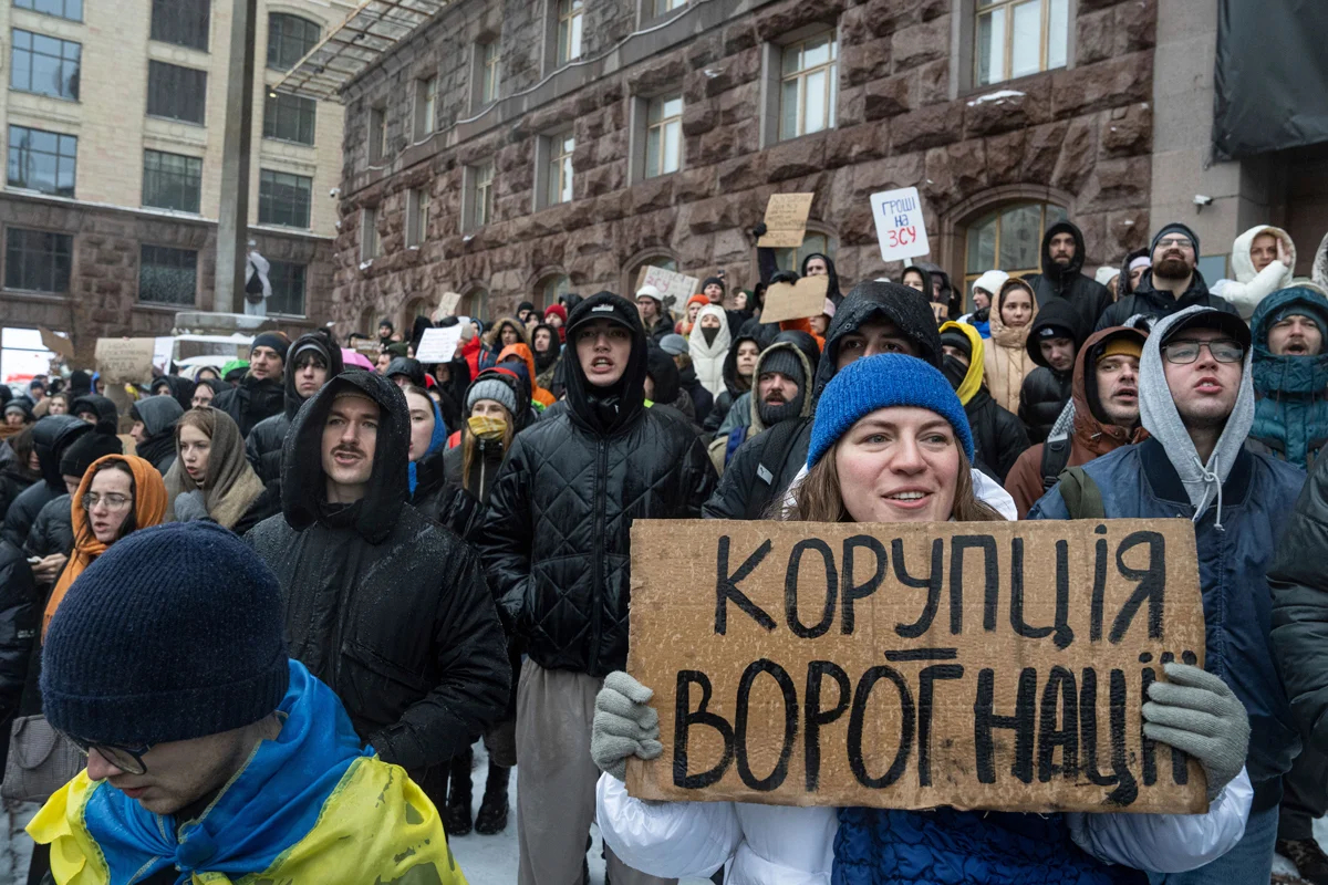 Протестующие против коррупции на акции около городского совета Киева, 14 декабря 2023 года. Фото: Evgeniy Maloletka / AP Photo / Scanpix / LETA