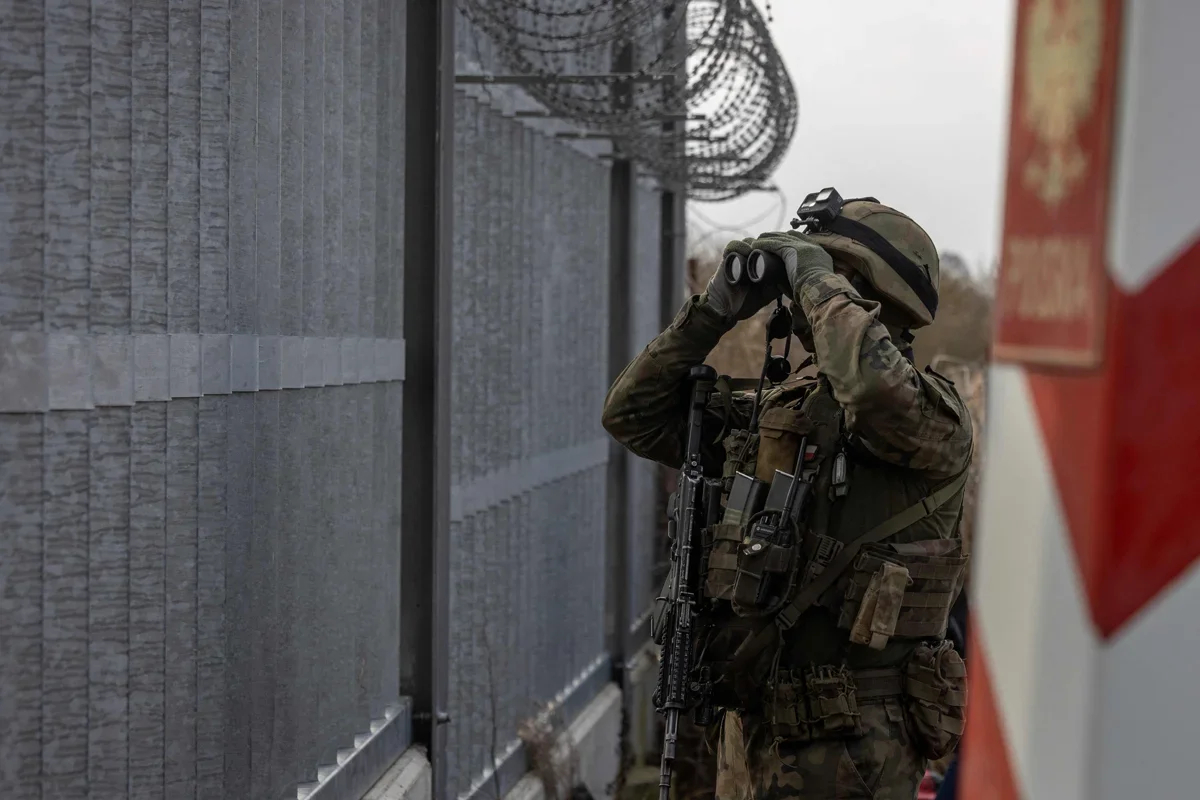 A Polish soldier patrols the border with Belarus, Ozierany Małe, Poland, 22 March 2025. Photo: Wojtek Radwanski / AFP / Scanpix / LETA