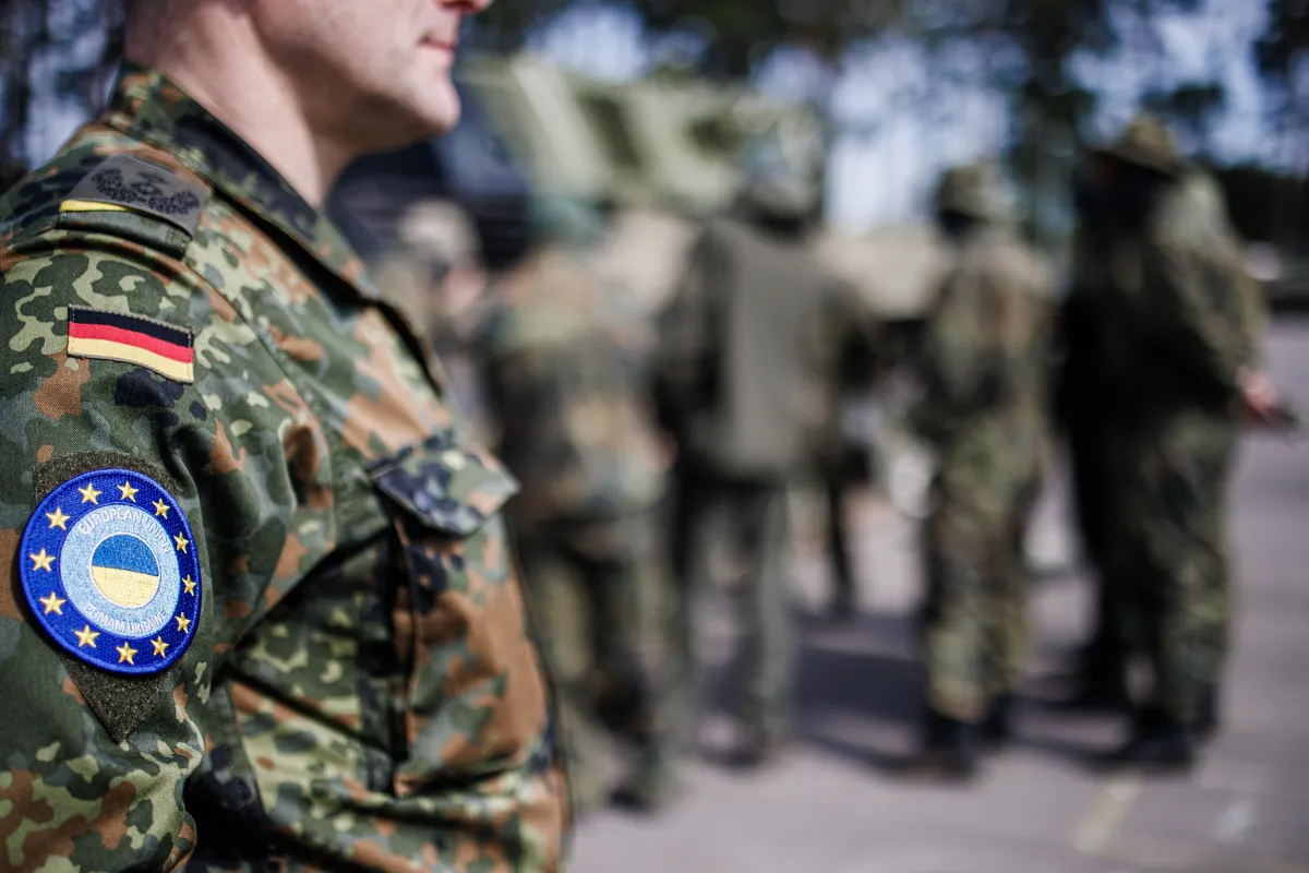 A German soldier wears a European Union Military Assistance Mission Ukraine badge on his uniform at a Bundeswehr training hub in Klietz, Germany, 5 May 2023. Photo: EPA-EFE / CLEMENS BILAN