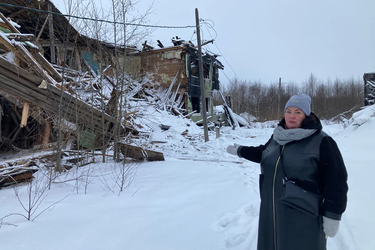 Мария Тарасова у дома на Заводской. Фото: Ирина Стрельникова / «Ветер»