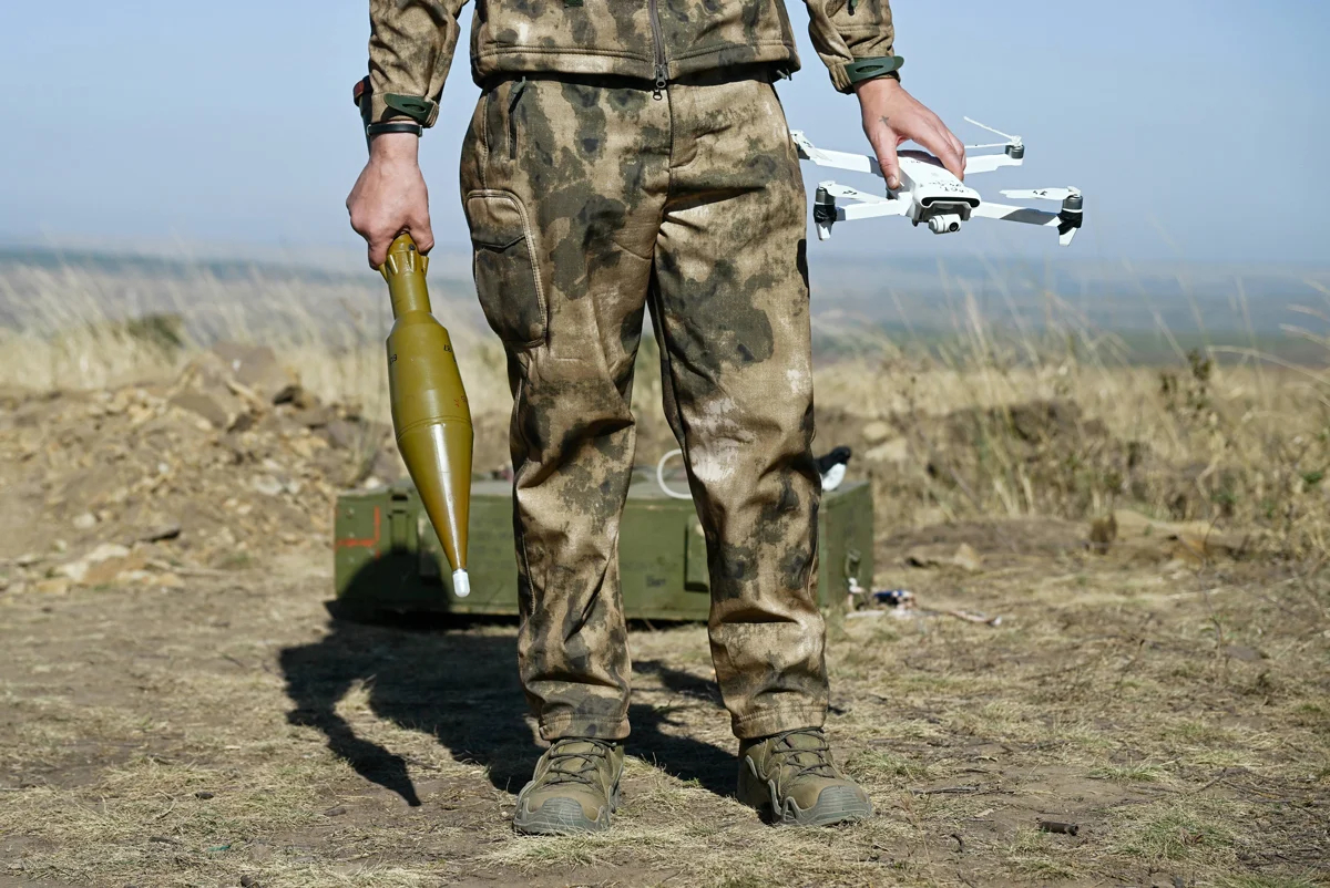 Российский военный на учениях операторов разведывательных и ударных дронов, Россия, 27 сентября 2023 года. Фото: Станислав Красильников / Спутник / Imago Images / Scanpix / LETA