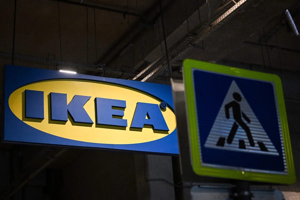 Логотип IKEA рядом с пешеходным знаком на подземной парковке торгового центра в Москве, 9 августа 2022 года. Фото: Кирилл Кудряшов / AFP / Scanpix / LETA