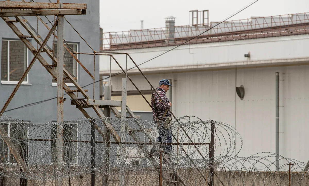 A prison guard goes down the stairs at penal colony No. 3 in the Vladimir region, central Russia, 19 April 2021. Photo: Sergey Ilnitsky / EPA
