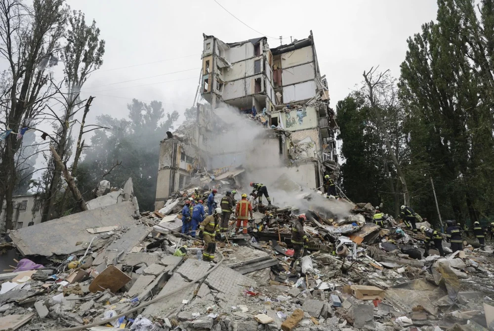Rescuers work at the site of a Russian strike on a nine-storey residential building in Kyiv, Ukraine, 31 July 2025. Photo: EPA/SERGEY DOLZHENKO