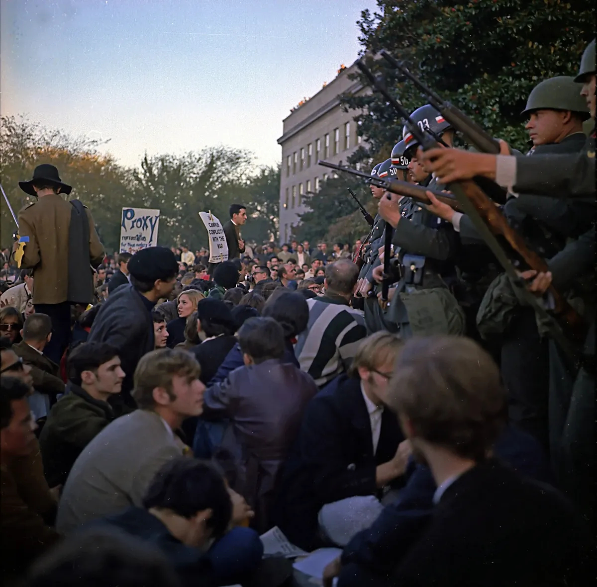 Акция протеста против войны во Вьетнаме у здания Пентагона, 21 октября 1967. Фото: Wikimedia Commons