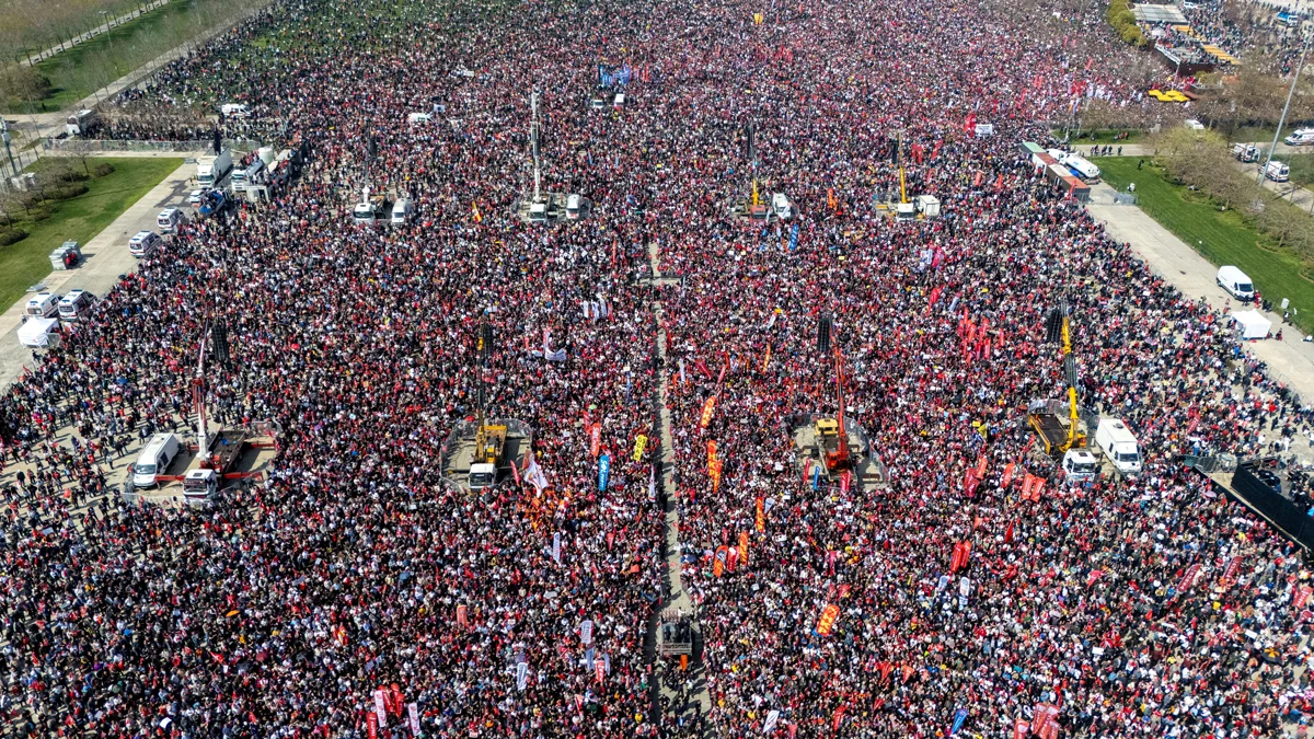Вид с высоты на митинг в Стамбуле, 29 марта 2025 года. Фото: Umit Bektas / Reuters / Scanpix / LETA