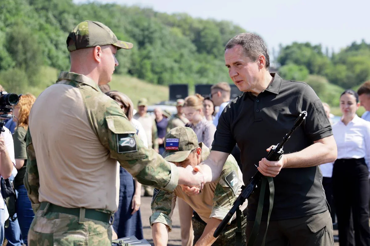 Вячеслав Гладков на встрече с российскими военными, август 2023 года. Фото из телеграм-канала Гладкова